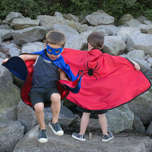 bambini che giocano con costume carnevale, mantello reversibile, mantello blu con fulmine e mantello rosso con ragno, taglia 5/6 anni