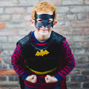 bambino mascherato da batman, mantello + maschera occhi