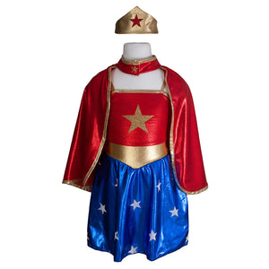 costume da supereroe, wonder woman, blu e rosso, con cintura dorata, stella in centro, mantello rosso con velcro per allaccio al collo, coroncina dorata con stella rossa